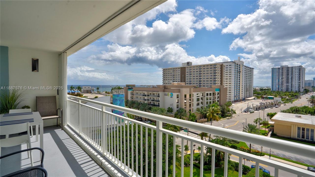 合同活跃: $399,000 (2 贝兹, 2 浴室, 1000 平方英尺)