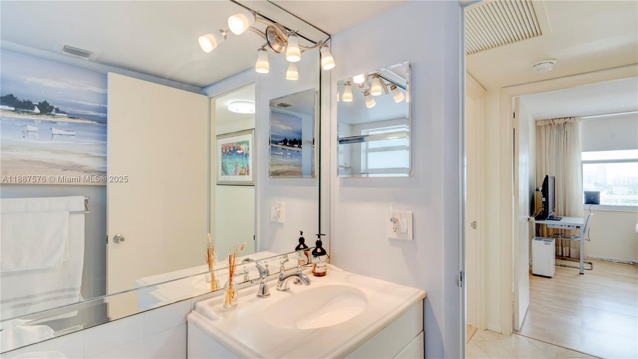 合同活跃: $399,000 (2 贝兹, 2 浴室, 1000 平方英尺)