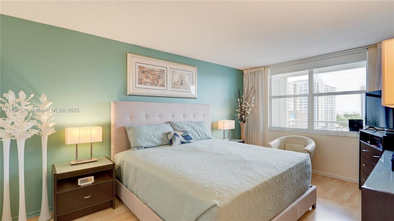 合同活跃: $399,000 (2 贝兹, 2 浴室, 1000 平方英尺)