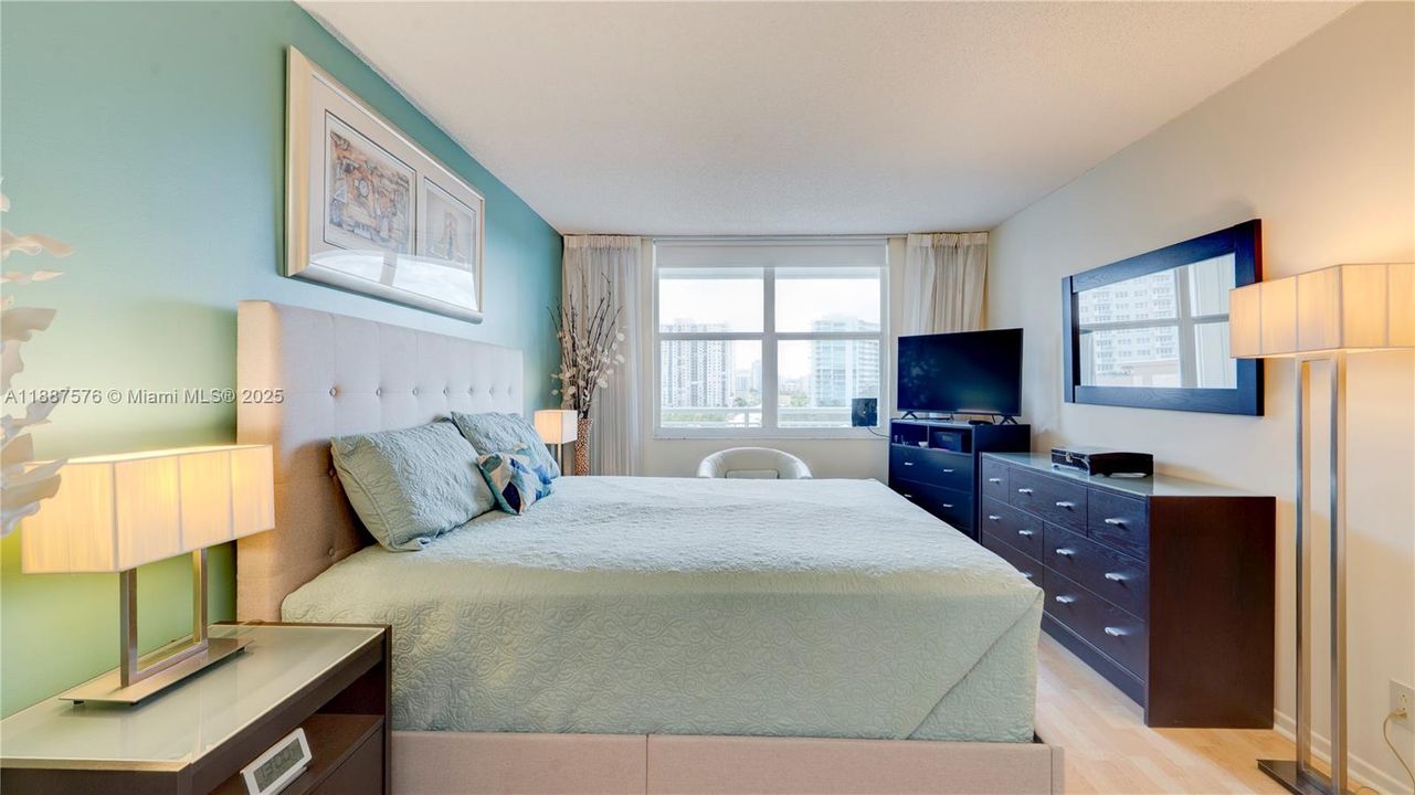 合同活跃: $399,000 (2 贝兹, 2 浴室, 1000 平方英尺)