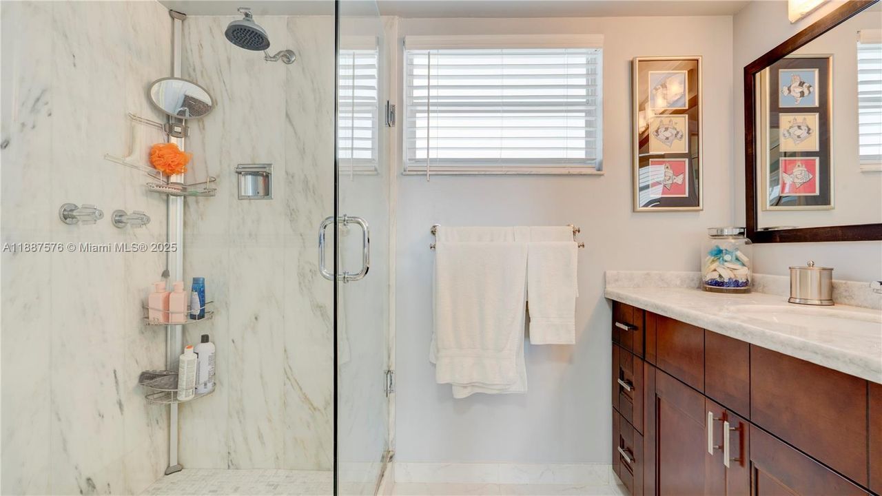 合同活跃: $399,000 (2 贝兹, 2 浴室, 1000 平方英尺)