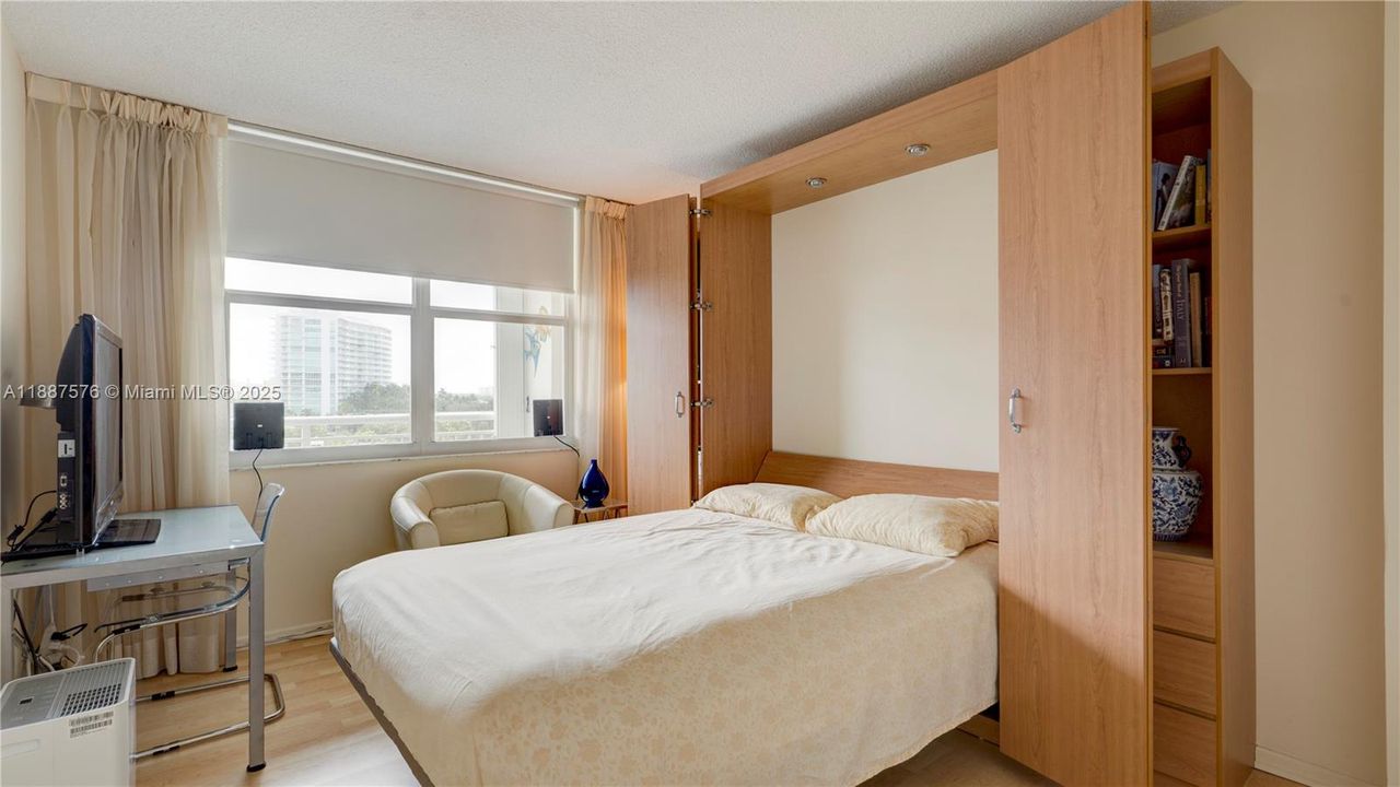 合同活跃: $399,000 (2 贝兹, 2 浴室, 1000 平方英尺)