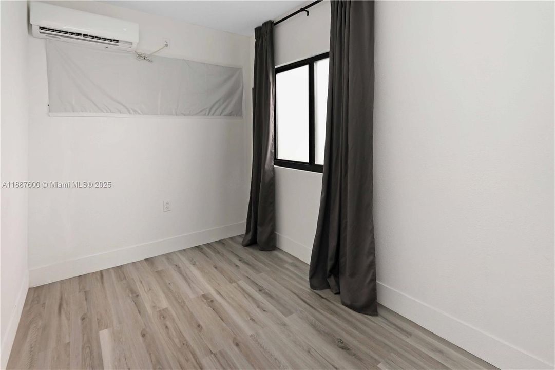 Под контрактом: $1,400 (1 спален, 1 ванн, 0 Квадратных фут)