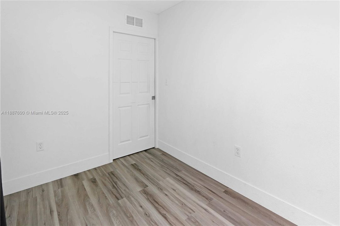 Под контрактом: $1,400 (1 спален, 1 ванн, 0 Квадратных фут)