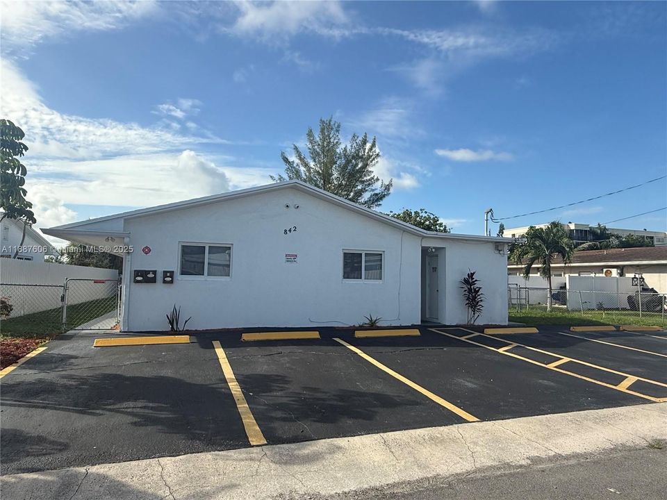 Activo con contrato: $1,500 (1 camas, 1 baños, 0 Pies cuadrados)