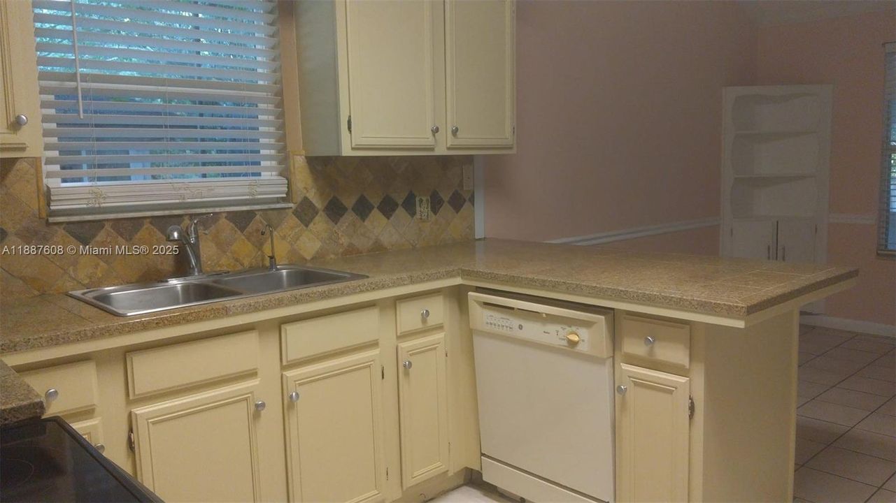 For Sale: $320,000 (3 beds, 2 baths, 1337 Square Feet)