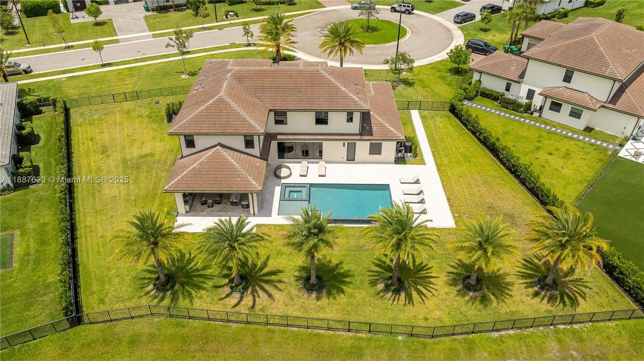 Active With Contract: $2,700,000 (6 beds, 6 baths, 4501 Square Feet)