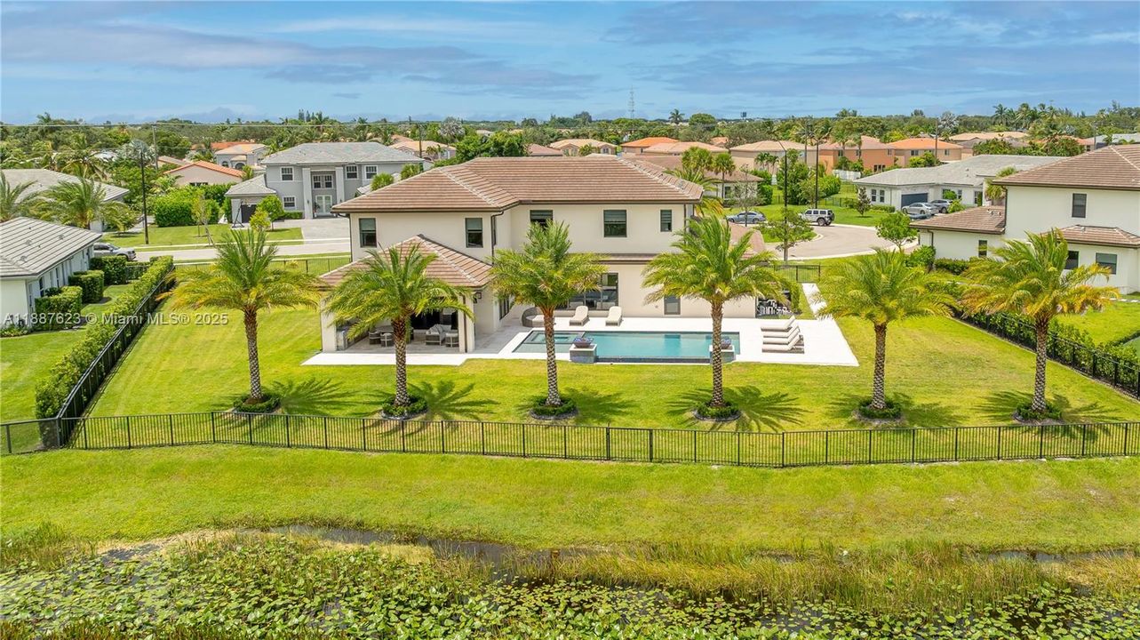 Active With Contract: $2,700,000 (6 beds, 6 baths, 4501 Square Feet)