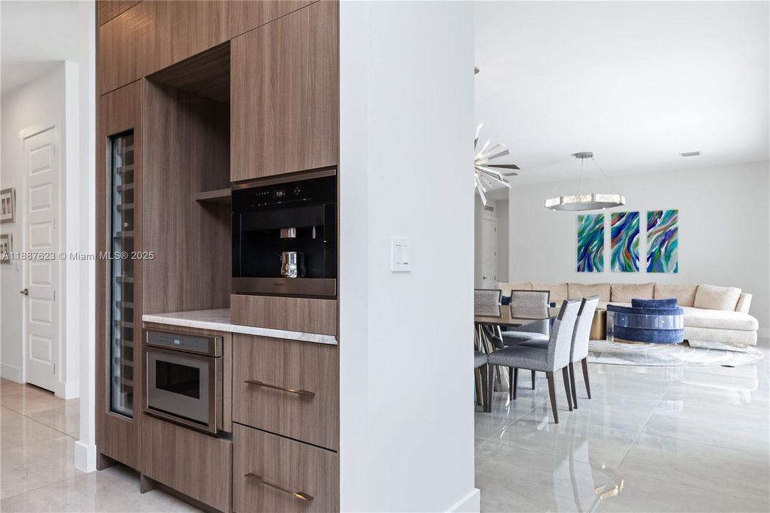 Active With Contract: $2,700,000 (6 beds, 6 baths, 4501 Square Feet)