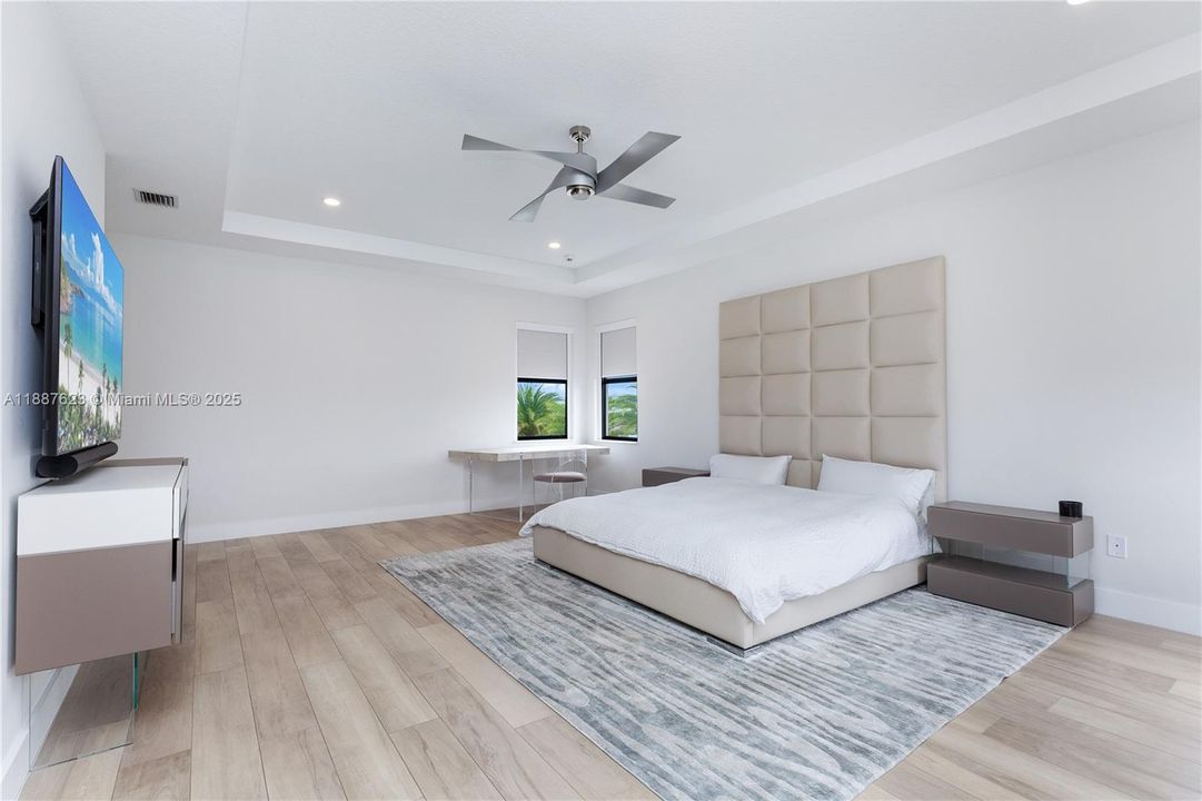 Active With Contract: $2,700,000 (6 beds, 6 baths, 4501 Square Feet)