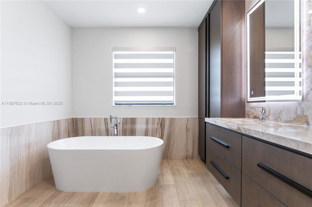 Active With Contract: $2,700,000 (6 beds, 6 baths, 4501 Square Feet)