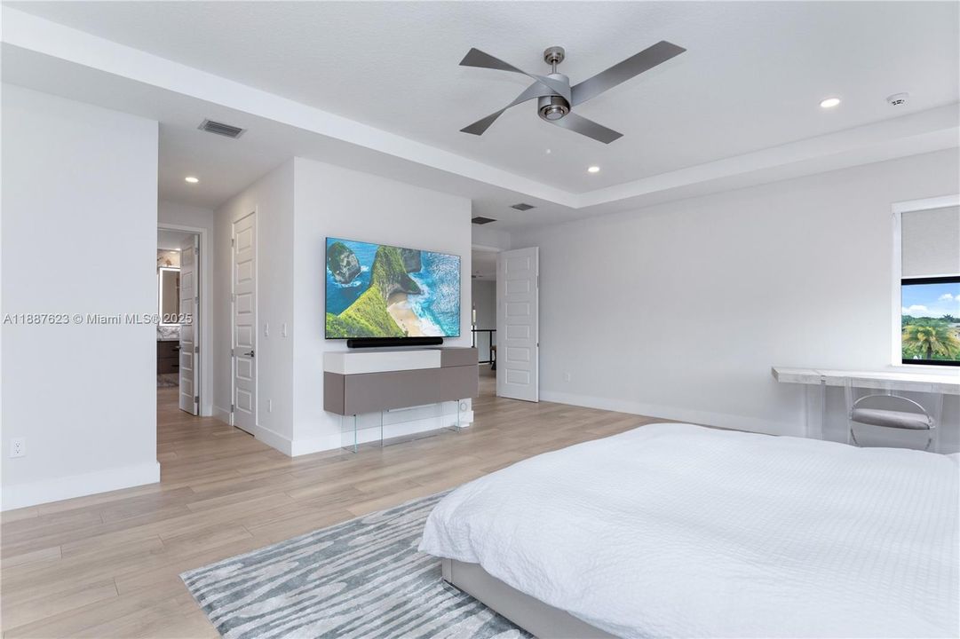 Active With Contract: $2,700,000 (6 beds, 6 baths, 4501 Square Feet)