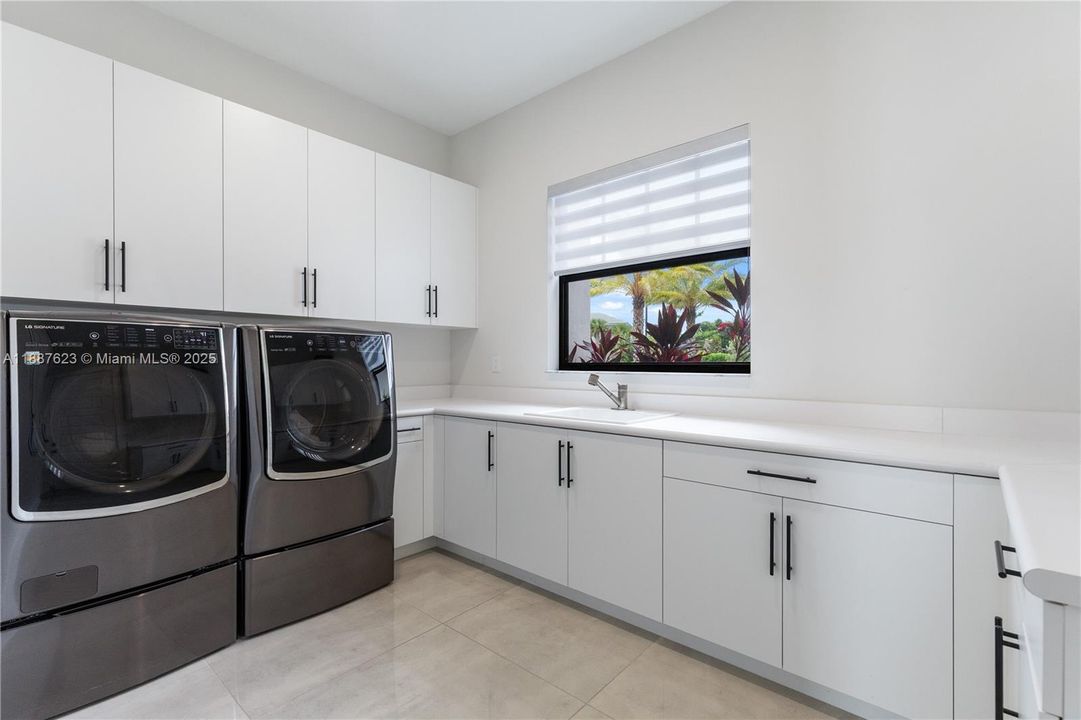 Active With Contract: $2,700,000 (6 beds, 6 baths, 4501 Square Feet)