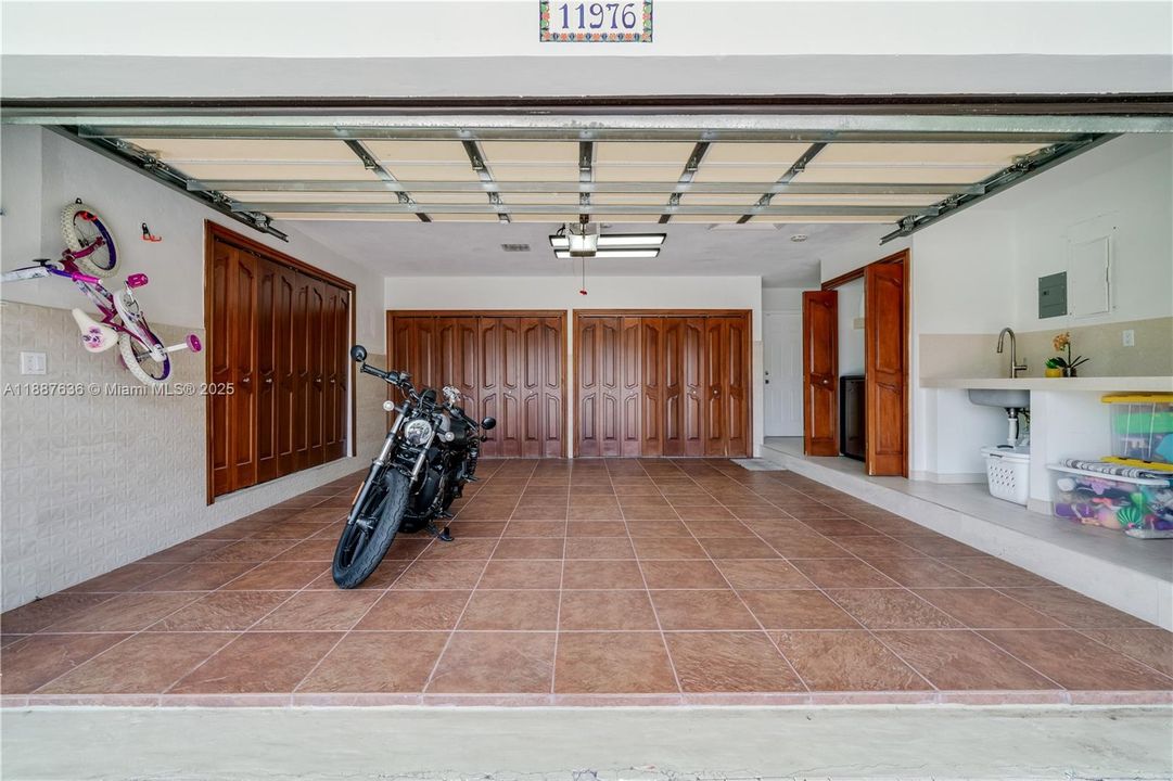 Recently Sold: $1,800,000 (4 beds, 3 baths, 3255 Square Feet)