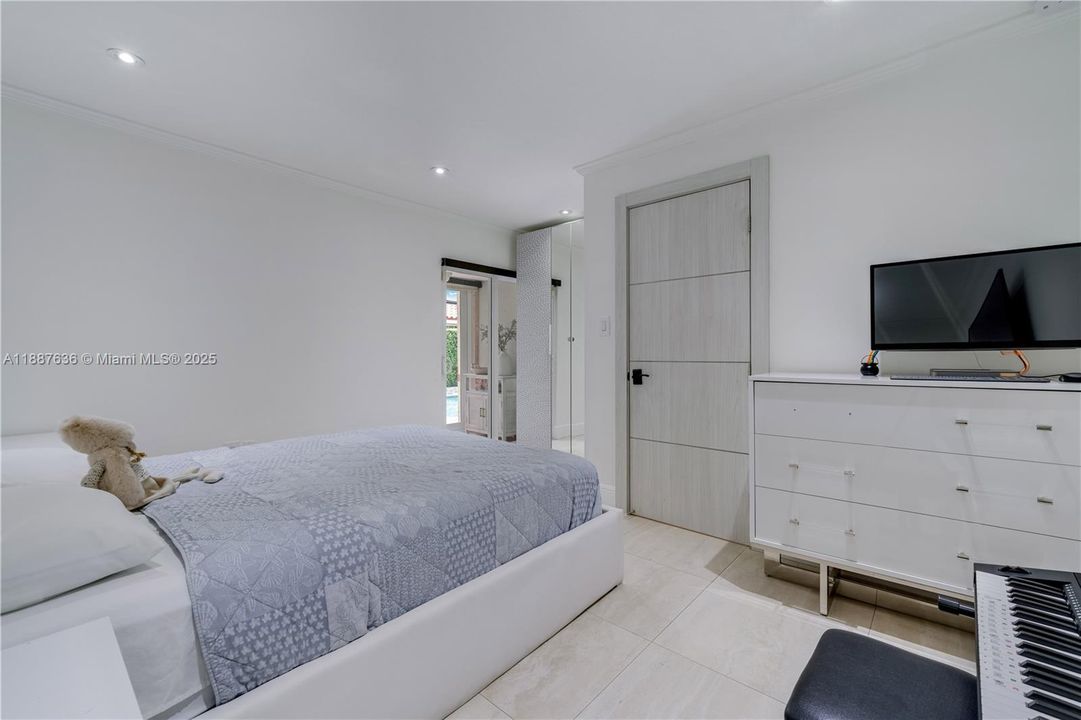 Recently Sold: $1,800,000 (4 beds, 3 baths, 3255 Square Feet)