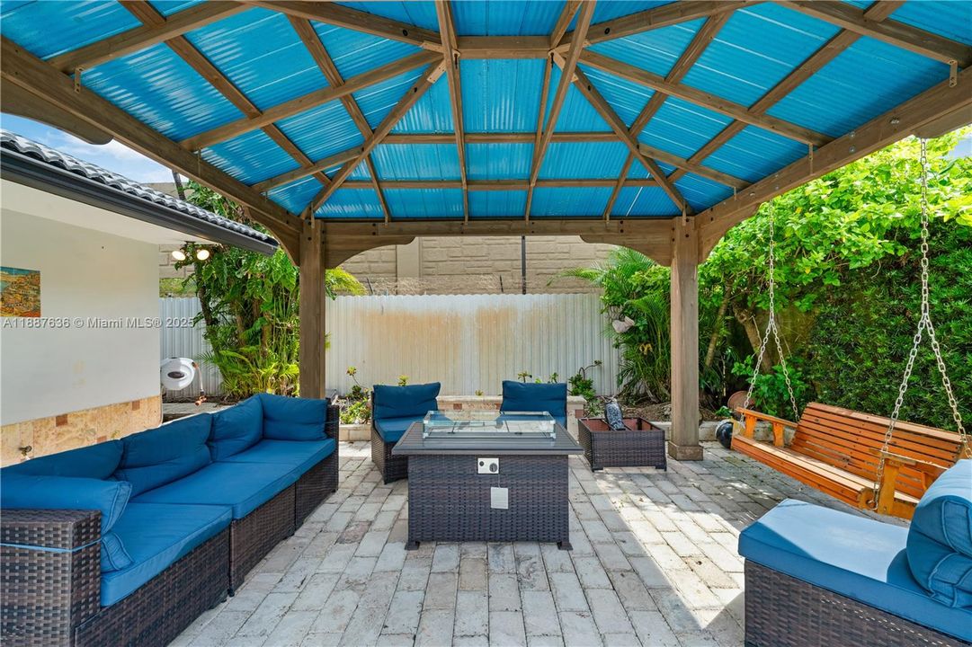 Recently Sold: $1,800,000 (4 beds, 3 baths, 3255 Square Feet)