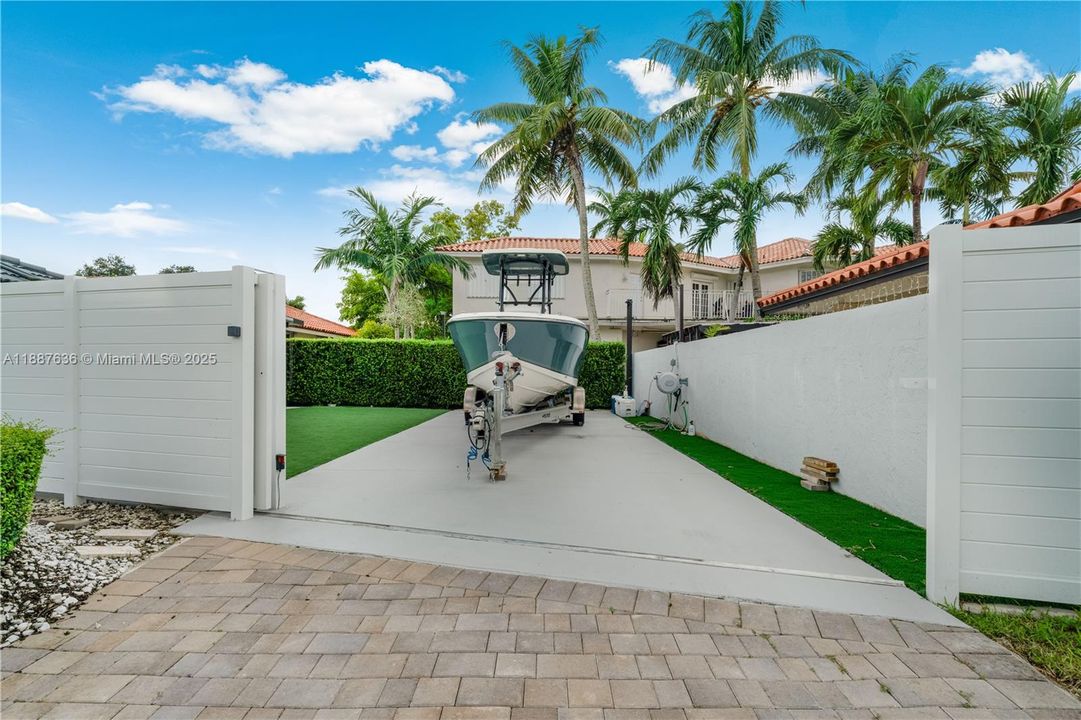 Recently Sold: $1,800,000 (4 beds, 3 baths, 3255 Square Feet)