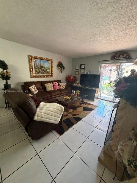 Activo con contrato: $220,000 (2 camas, 1 baños, 998 Pies cuadrados)