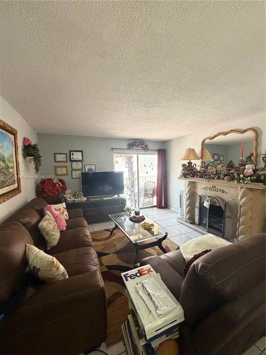 Activo con contrato: $220,000 (2 camas, 1 baños, 998 Pies cuadrados)