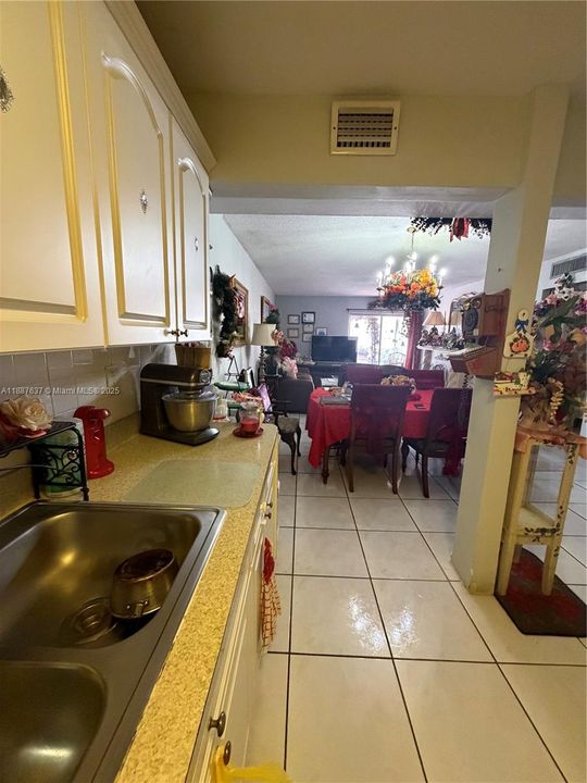 Activo con contrato: $220,000 (2 camas, 1 baños, 998 Pies cuadrados)