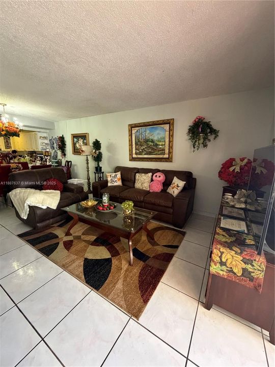 Activo con contrato: $220,000 (2 camas, 1 baños, 998 Pies cuadrados)