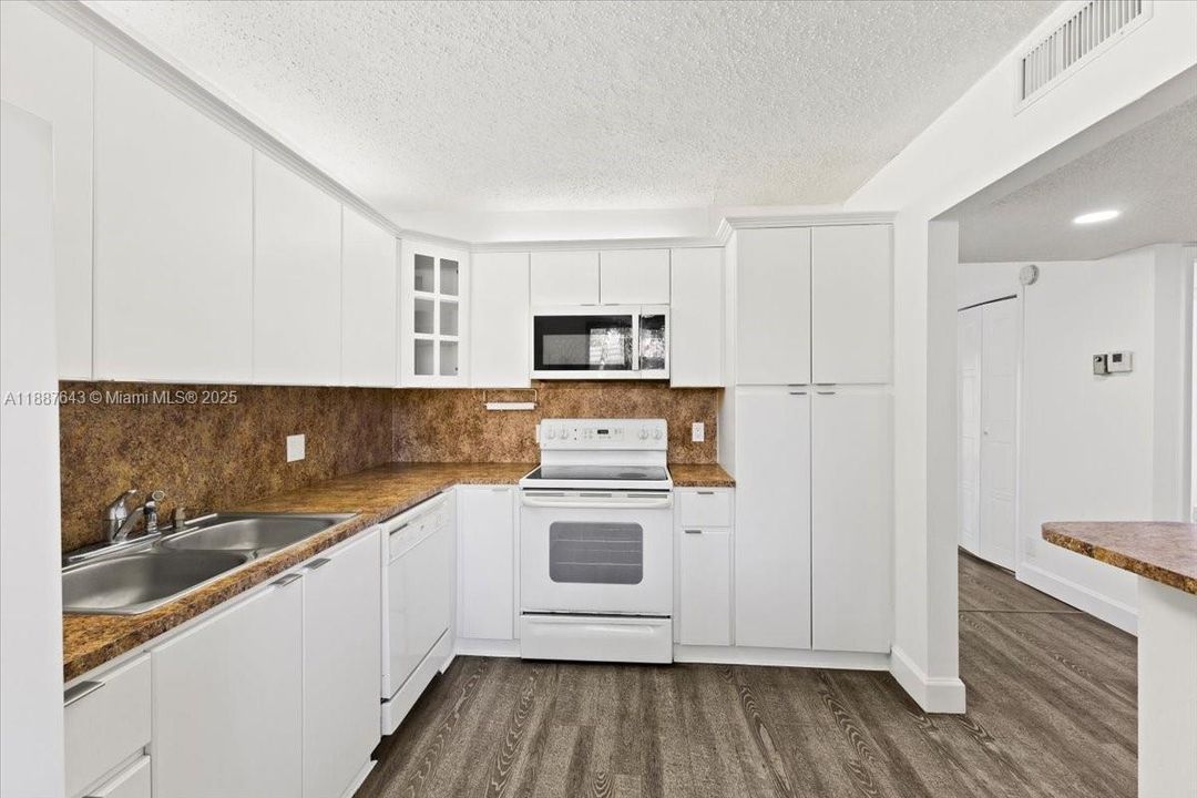 For Sale: $309,500 (2 beds, 2 baths, 1231 Square Feet)