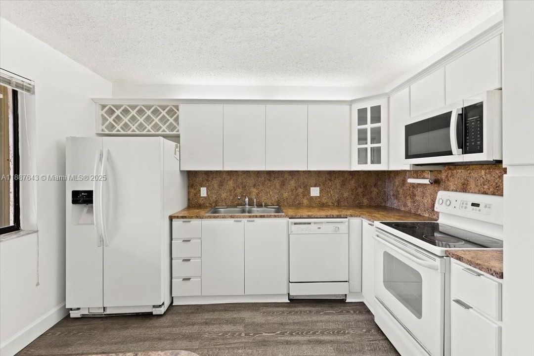 For Sale: $309,500 (2 beds, 2 baths, 1231 Square Feet)
