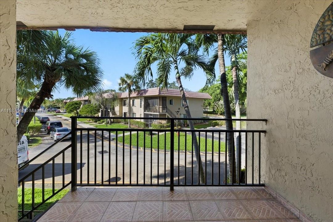 For Sale: $309,500 (2 beds, 2 baths, 1231 Square Feet)