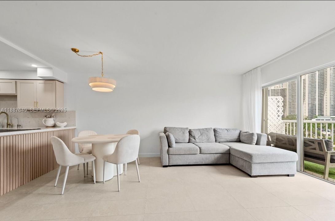 待售: $449,000 (2 贝兹, 1 浴室, 1030 平方英尺)