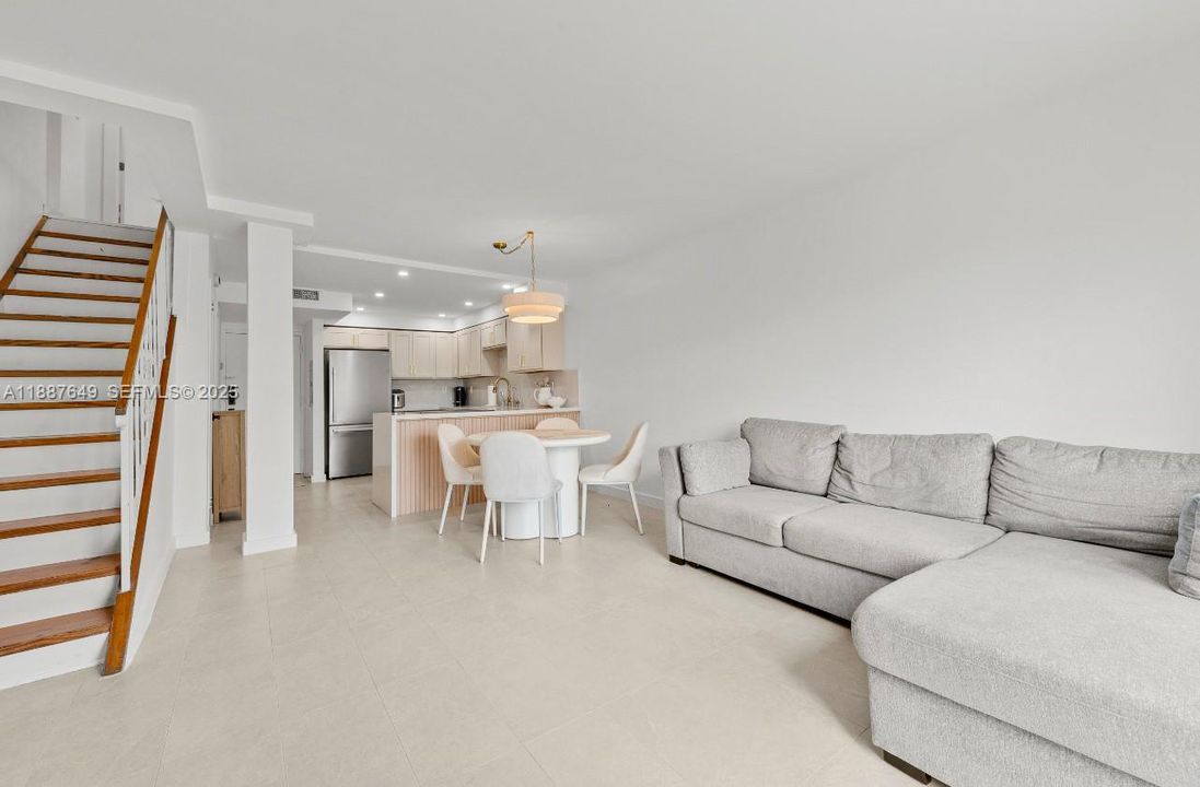 待售: $449,000 (2 贝兹, 1 浴室, 1030 平方英尺)