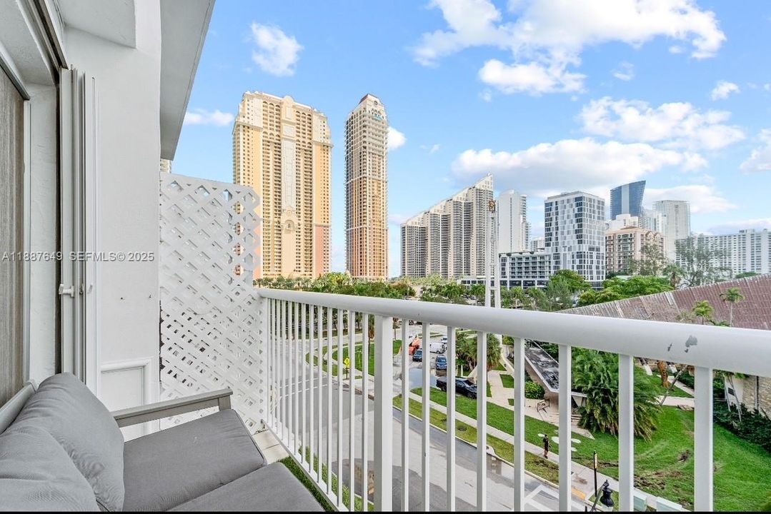 待售: $449,000 (2 贝兹, 1 浴室, 1030 平方英尺)