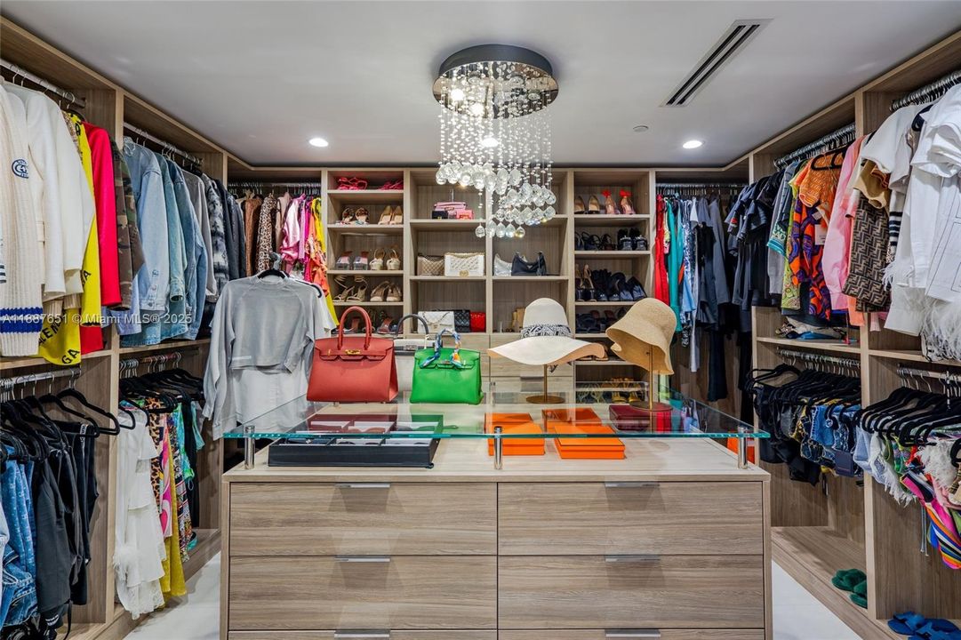 Недавно арендовано: $26,000 (4 спален, 5 ванн, 4726 Квадратных фут)