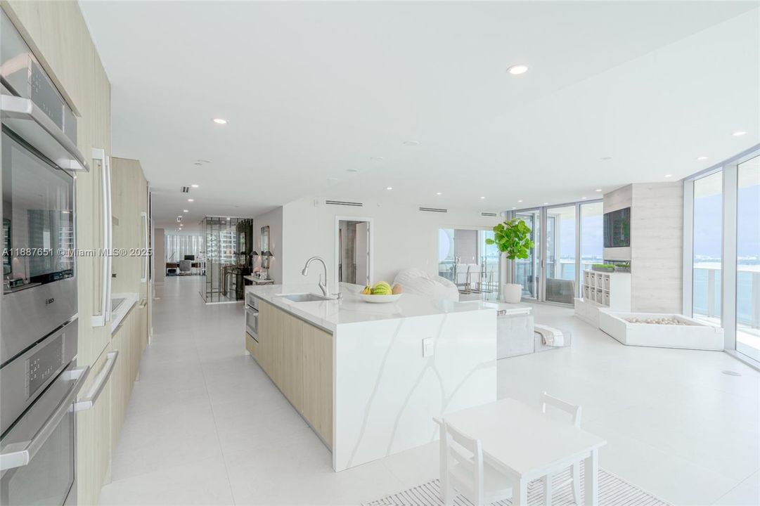 Недавно арендовано: $26,000 (4 спален, 5 ванн, 4726 Квадратных фут)