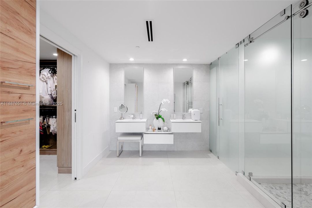 Недавно арендовано: $26,000 (4 спален, 5 ванн, 4726 Квадратных фут)