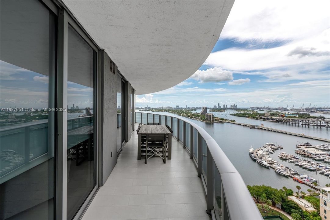 Недавно арендовано: $26,000 (4 спален, 5 ванн, 4726 Квадратных фут)