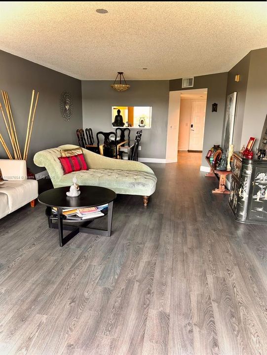 Vendido Recientemente: $214,000 (2 camas, 2 baños, 1207 Pies cuadrados)