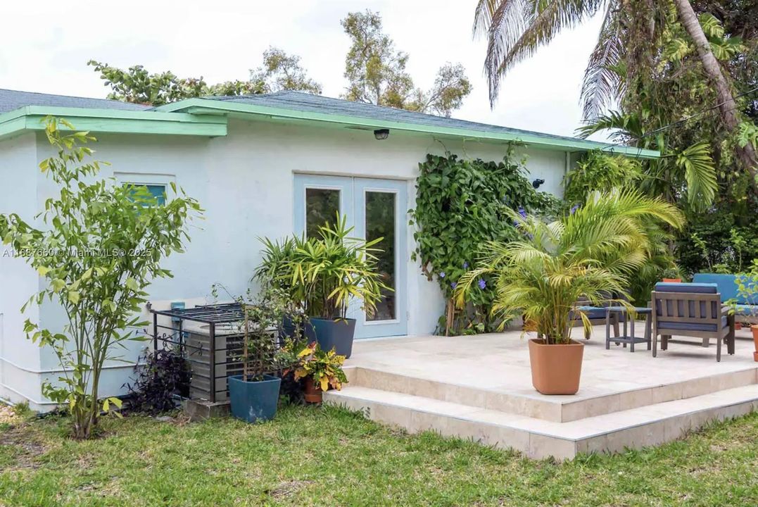 For Sale: $895,000 (2 beds, 2 baths, 1259 Square Feet)