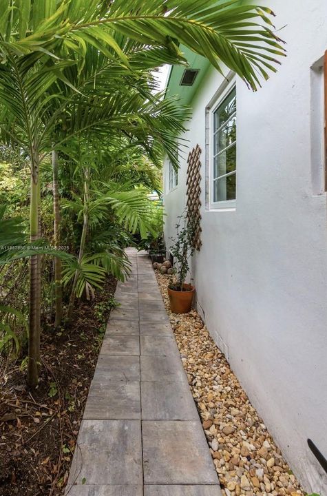 For Sale: $895,000 (2 beds, 2 baths, 1259 Square Feet)