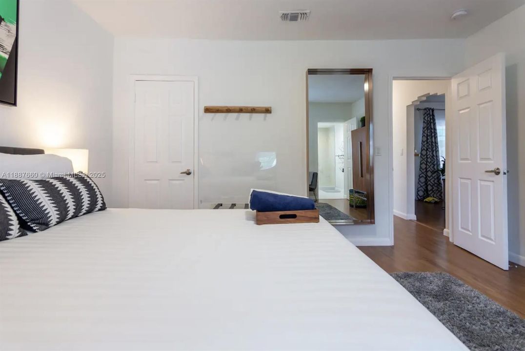 For Sale: $895,000 (2 beds, 2 baths, 1259 Square Feet)