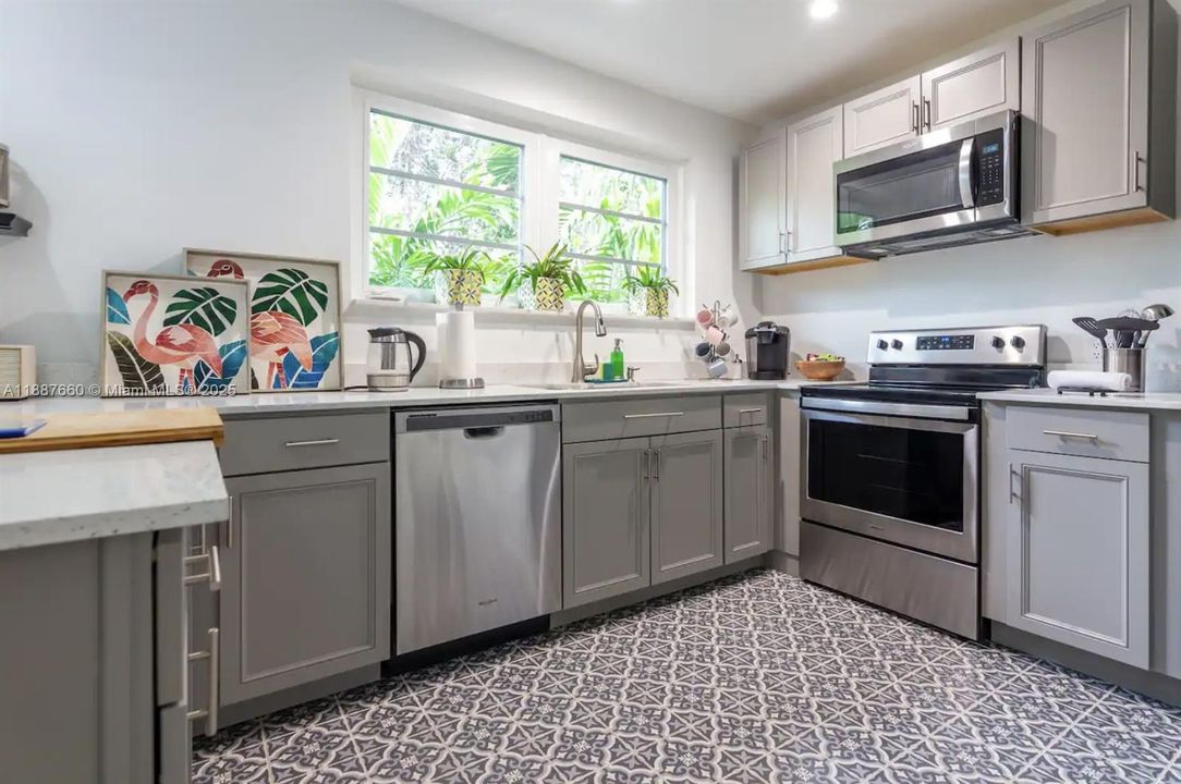 For Sale: $895,000 (2 beds, 2 baths, 1259 Square Feet)