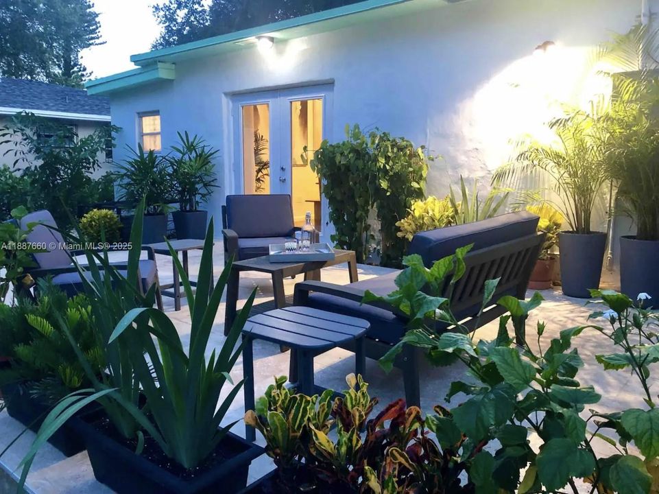 For Sale: $895,000 (2 beds, 2 baths, 1259 Square Feet)