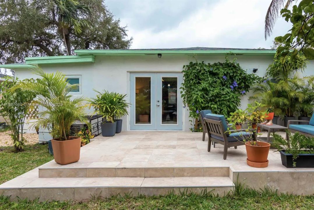 For Sale: $895,000 (2 beds, 2 baths, 1259 Square Feet)