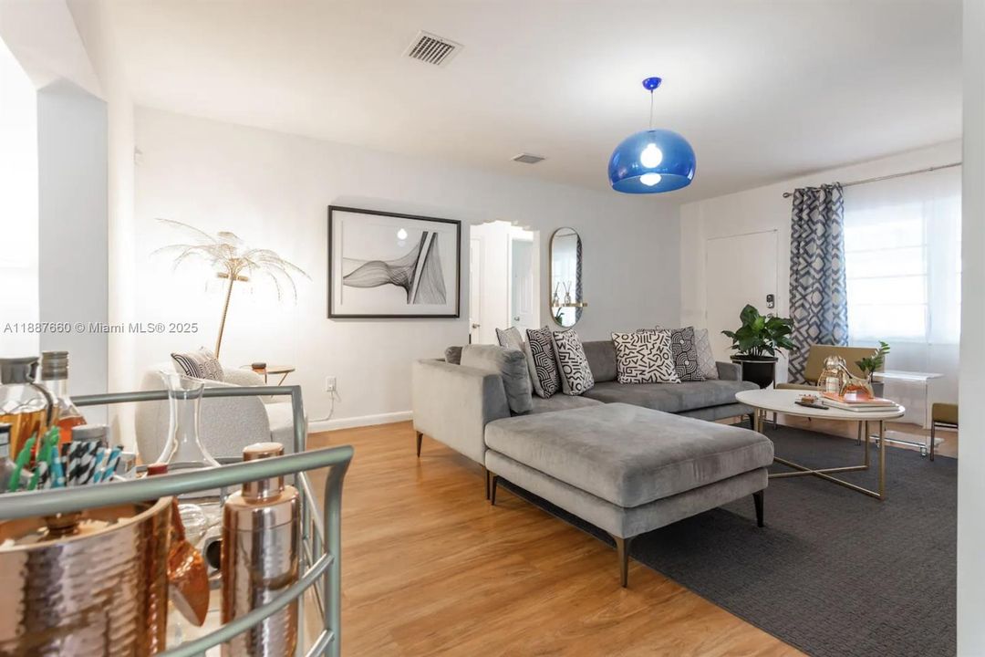 For Sale: $895,000 (2 beds, 2 baths, 1259 Square Feet)