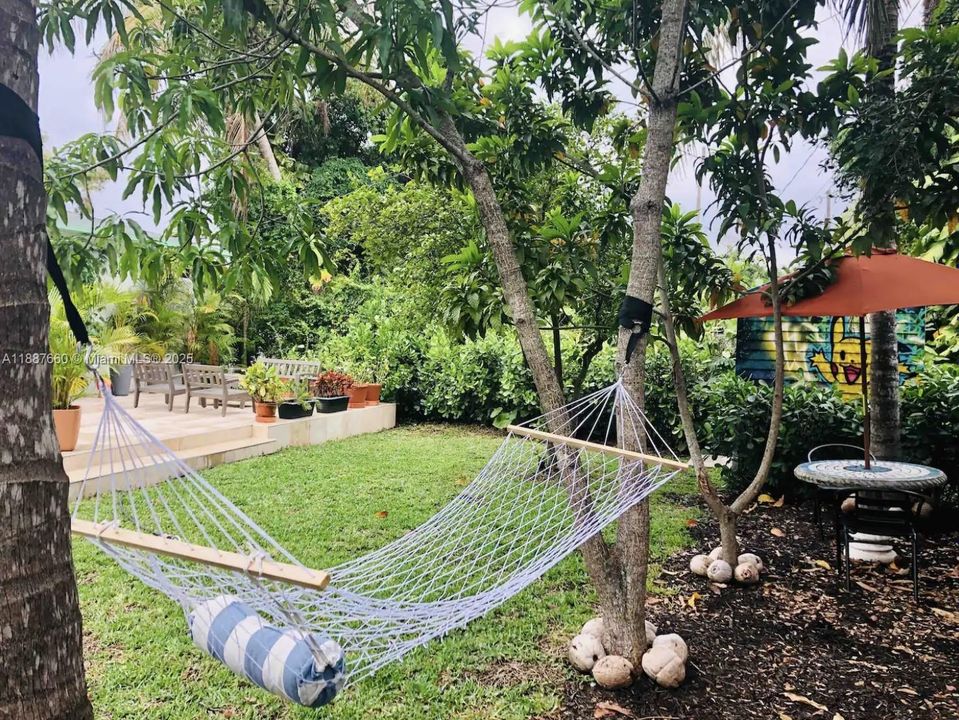 For Sale: $895,000 (2 beds, 2 baths, 1259 Square Feet)