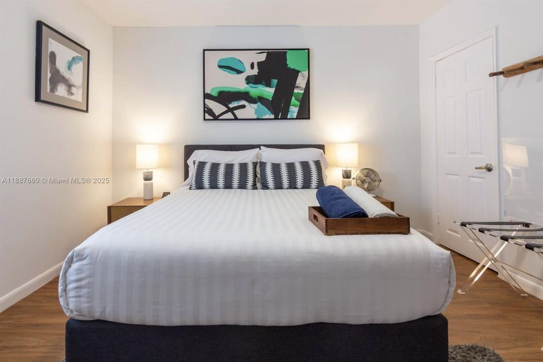 For Sale: $895,000 (2 beds, 2 baths, 1259 Square Feet)