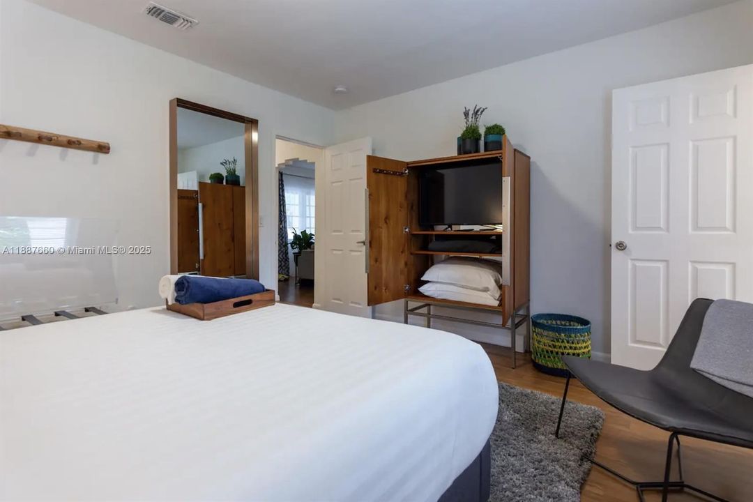 For Sale: $895,000 (2 beds, 2 baths, 1259 Square Feet)