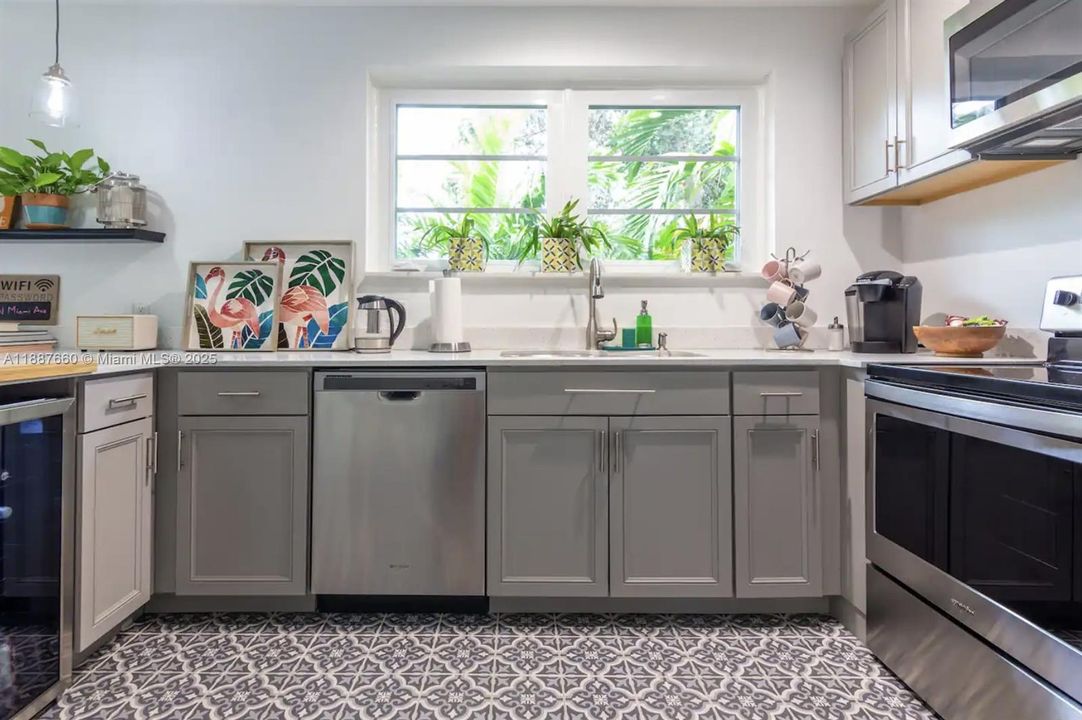 For Sale: $895,000 (2 beds, 2 baths, 1259 Square Feet)