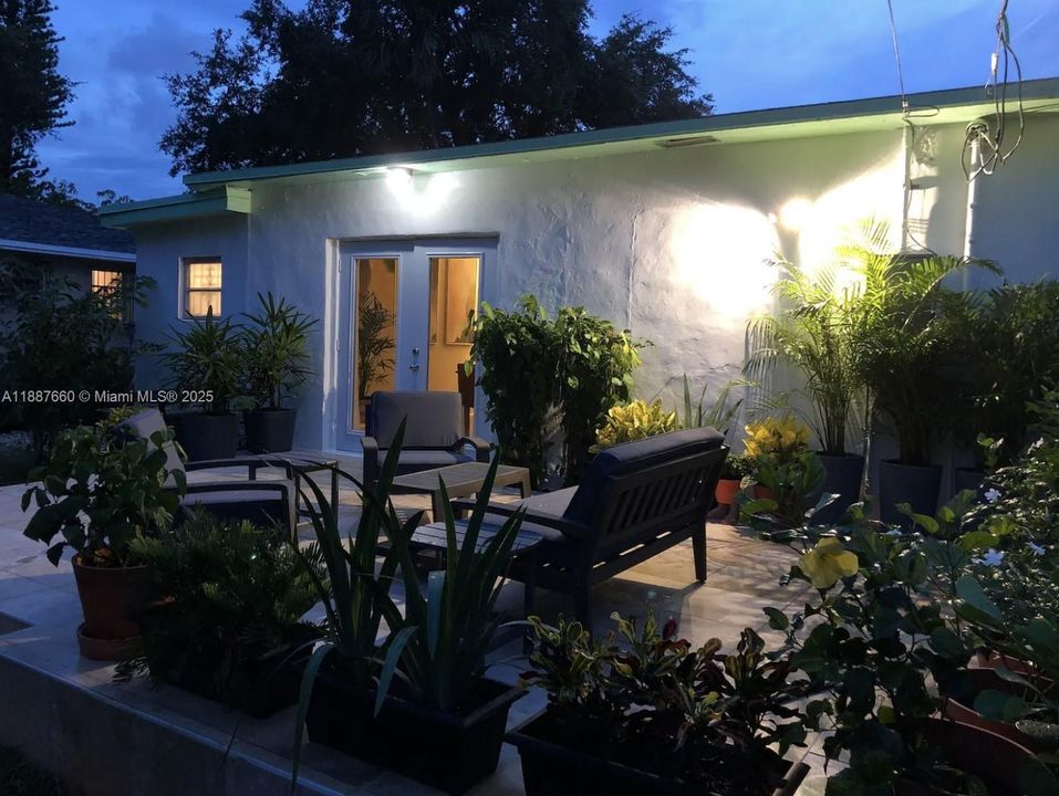 For Sale: $895,000 (2 beds, 2 baths, 1259 Square Feet)