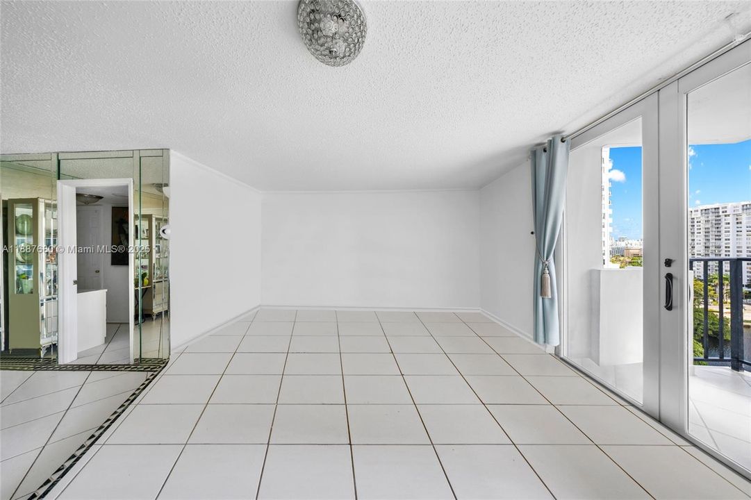 待售: $199,000 (2 贝兹, 2 浴室, 1073 平方英尺)