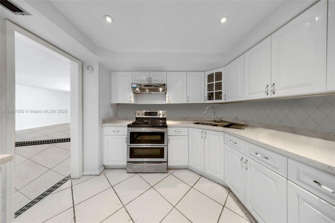 待售: $199,000 (2 贝兹, 2 浴室, 1073 平方英尺)